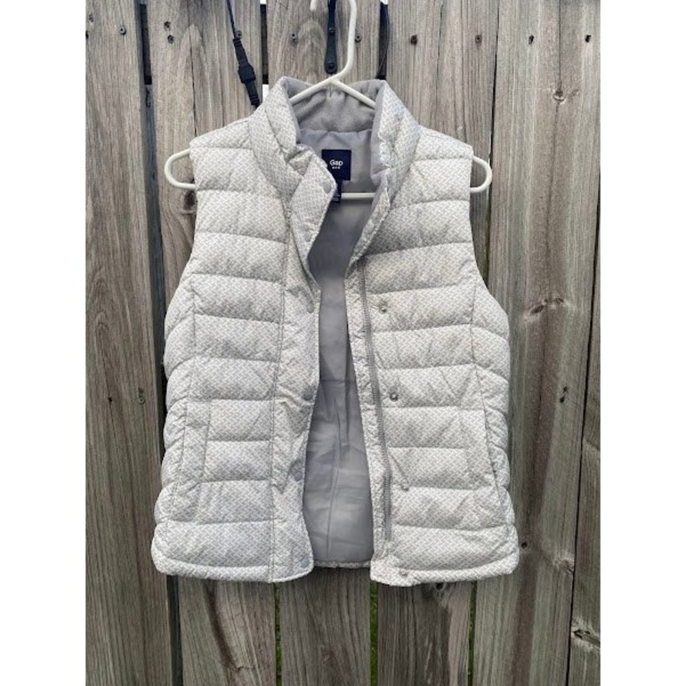 Gap Womens XS Grey White Geometric Print Puffer Vest Quilted Fleece Lined Zip Up